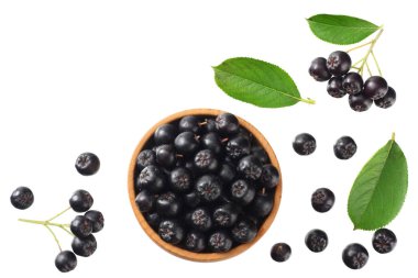 Beyaz arka plan üzerinde izole yeşil yaprakları ile ahşap kase chokeberry. Siyah aronia. Üstte görüntü. 