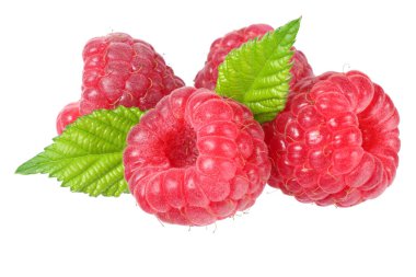 Olgun ahududu izole beyaz zemin üzerine yeşil yaprak ile 