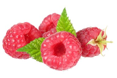 Olgun ahududu izole beyaz zemin üzerine yeşil yaprak ile 