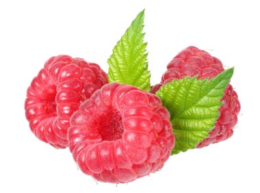 Olgun ahududu izole beyaz zemin üzerine yeşil yaprak ile 