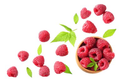 Olgun Ahududu yeşil yaprak beyaz arka plan üzerinde izole ile. üstten görünüm 