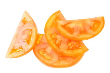 Beyaz arkaplan görünümünde izole edilmiş domates dilimleri 