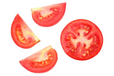 Beyaz arkaplan görünümünde izole edilmiş domates dilimleri 