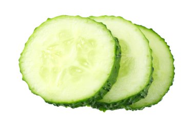 Beyaz arka planda izole edilmiş taze salatalık dilimleri. Üst görünüm 