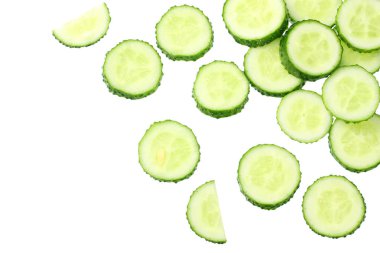 Beyaz arka planda izole edilmiş taze salatalık dilimleri. Üst görünüm 