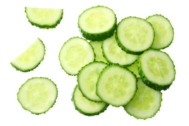 Beyaz arka planda izole edilmiş taze salatalık dilimleri. Üst görünüm 