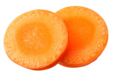 Beyaz arka plan görünümünde izole edilmiş havuç dilimleri 