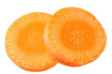 Beyaz arka plan görünümünde izole edilmiş havuç dilimleri 