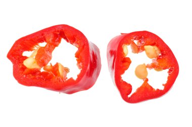 Beyaz arka planda izole edilmiş kırmızı kırmızı kırmızı biber dilimleri. en üstteki görünüm 