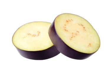 Beyaz arka planda izole edilmiş taze dilimlenmiş patlıcan.. 