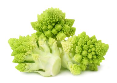 Romanesco brokoli beyaz arka planda izole edilmiş. Roma karnabaharı. 
