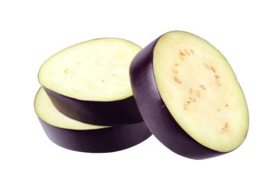 Beyaz arka planda izole edilmiş taze dilimlenmiş patlıcan.. 