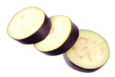 Beyaz arka planda izole edilmiş taze dilimlenmiş patlıcan.. 