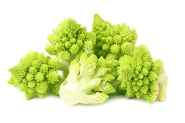 Romanesco brokoli beyaz arka planda izole edilmiş. Roma karnabaharı. 