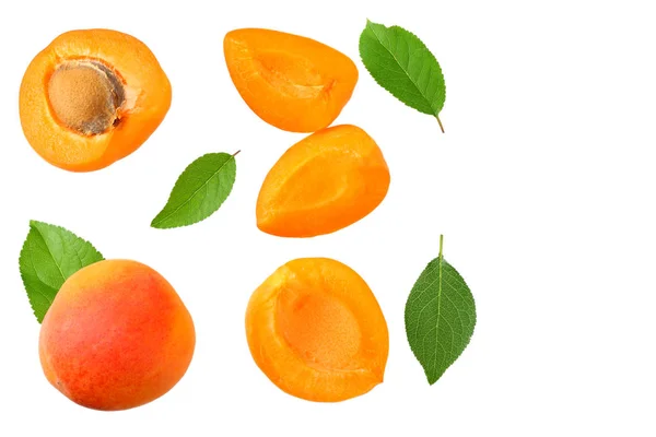 Frutas de albaricoque con rodajas y hojas verdes aisladas sobre fondo blanco. vista superior —  Fotos de Stock