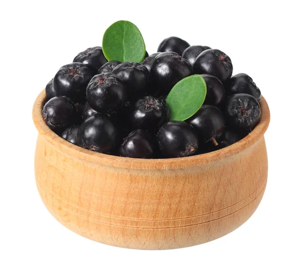 Chokeberry em tigela de madeira isolada no fundo branco. Aronia negra — Fotografia de Stock