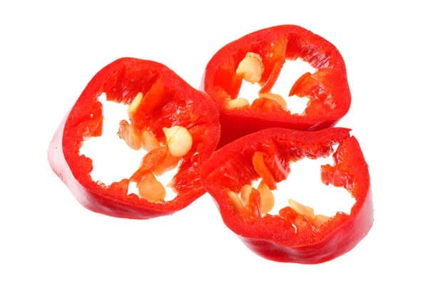 Pimentas vermelhas picantes fatias isoladas no fundo branco. vista superior — Fotografia de Stock