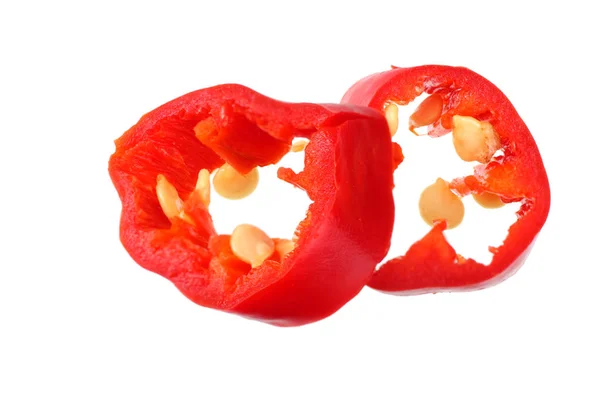 Tranches de piments rouges isolés sur fond blanc. vue de dessus — Photo