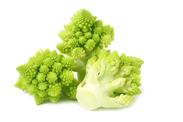 Romanesco broccoli geïsoleerd op witte achtergrond. Romeinse bloemkool. — Stockfoto