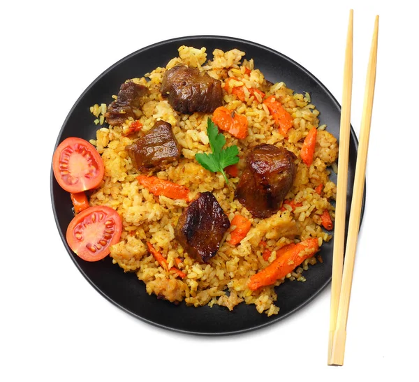 Pilaf com carne em placa preta isolada em fundo branco. vista superior — Fotografia de Stock