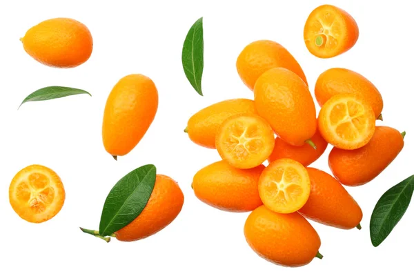 Cumquat eller kumquat med lämnar isolerade på vit bakgrund. ovanifrån — Stockfoto