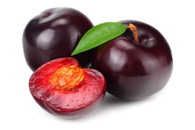 taze erik meyve yaprak yeşil ve beyaz arka plan üzerinde izole kesme Erik dilimleri ile 