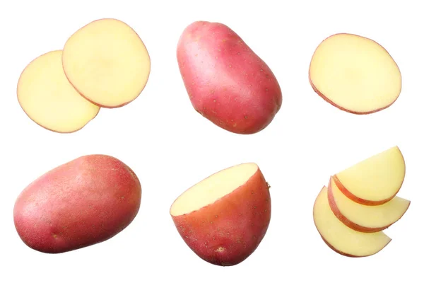 Ακατέργαστη κόκκινη πατάτα με φέτες απομονωμένες σε λευκό φόντο. επάνω όψη — Φωτογραφία Αρχείου
