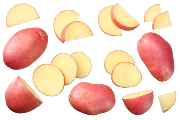 Ruwe rode aardappel met plakjes geïsoleerd op witte achtergrond. Top View — Stockfoto