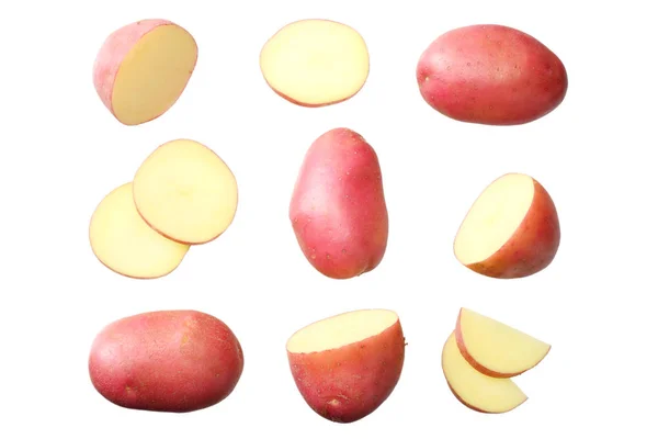 Surový červený brambor s plátky izolovanými na bílém pozadí. pohled shora — Stock fotografie