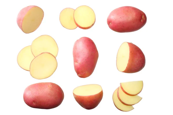 Ακατέργαστη κόκκινη πατάτα με φέτες απομονωμένες σε λευκό φόντο. επάνω όψη — Φωτογραφία Αρχείου