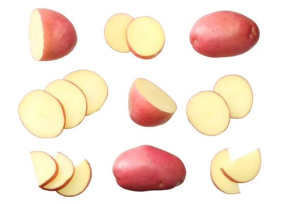 Сырой красный картофель с ломтиками изолированы на белом фоне. вид сверху — стоковое фото