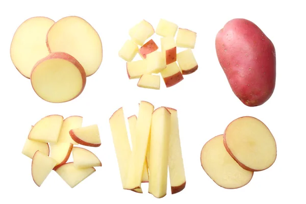 Surowe czerwone ziemniaki z plasterkami wyizolowanymi na białym tle. Widok z góry — Zdjęcie stockowe