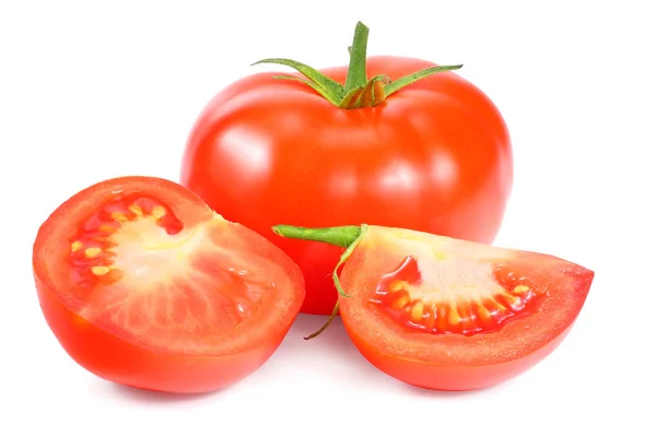 Свежие помидоры с ломтиками на белом фоне — стоковое фото