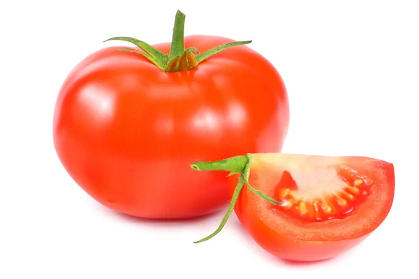 Tuoreet tomaatit viipaleineen valkoisella pohjalla — kuvapankkivalokuva