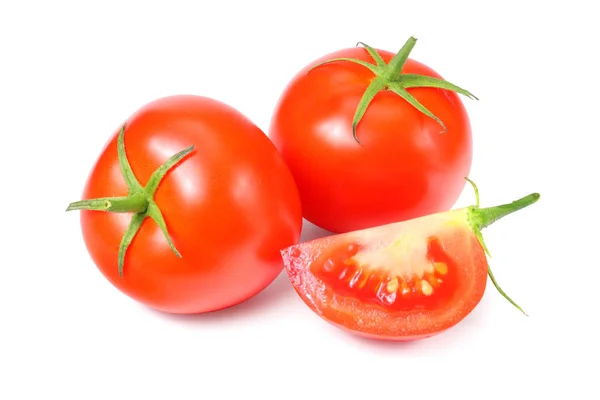 Färska tomater med skivor isolerade på vit bakgrund — Stockfoto