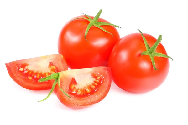 Tomates frescos con rodajas aisladas sobre fondo blanco . — Foto de Stock