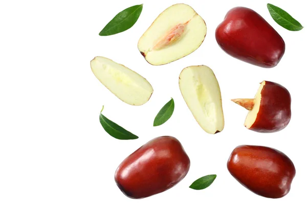 新鲜的枣果，果肉和叶子在白色的背景上被隔离。 顶部视图 — 图库照片