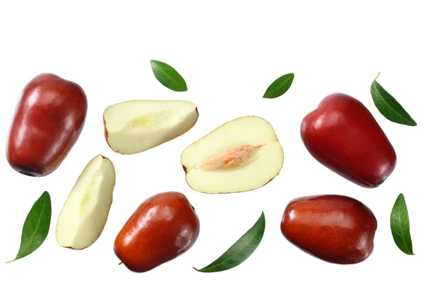 Φρέσκα φρούτα ημερομηνία με sleces και φύλλα που απομονώνονται σε λευκό φόντο. πάνω όψη — Φωτογραφία Αρχείου