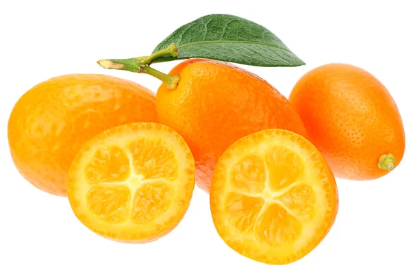 Cumquat o kumquat con rodajas y hojas aisladas sobre fondo blanco — Foto de Stock