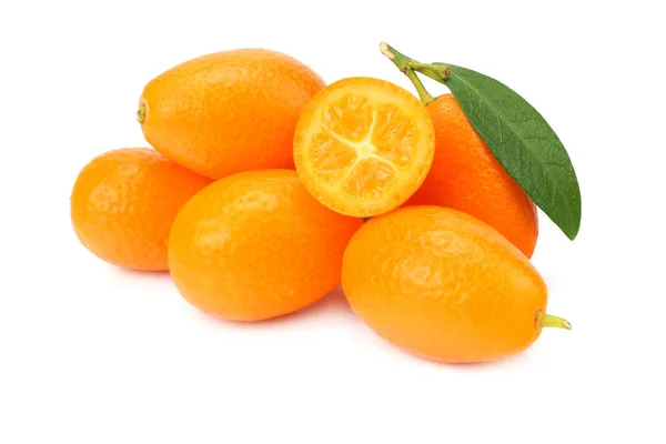 Cumquat of Kumquat met sneden en bladeren geïsoleerd op witte achtergrond — Stockfoto