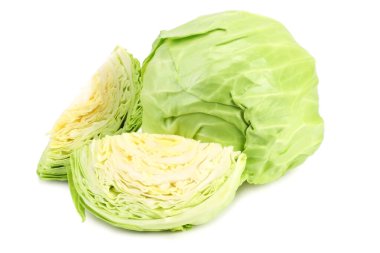 Beyaz arkaplanda izole edilmiş yeşil lahana kesimi