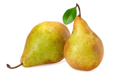 Beyaz zemin üzerinde yaprak izole olmuş olgun yeşil armutlar.