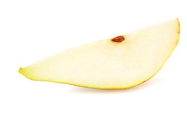 Beyaz arka planda izole edilmiş dilimleri olan olgun yeşil armut.