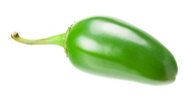 Jalapeno biberi beyaz arka planda izole edilmiş yıllık Capsicum meyveleri