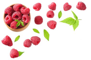 Olgun Ahududu yeşil yaprak beyaz arka plan üzerinde izole ile. üstten görünüm