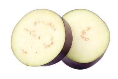 Beyaz arka planda izole edilmiş taze dilimlenmiş patlıcan. en üstteki görünüm