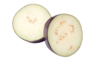 Beyaz arka planda izole edilmiş taze dilimlenmiş patlıcan. en üstteki görünüm