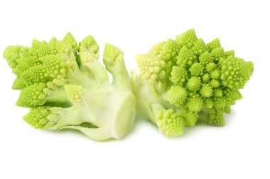 Romanesco brokoli beyaz arka planda izole edilmiş. Roma karnabaharı