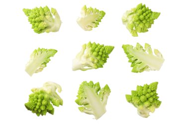 Dilimlenmiş Romanesco brokoli beyaz arka planda izole edilmiş. Roma karnabaharı. en üstteki görünüm