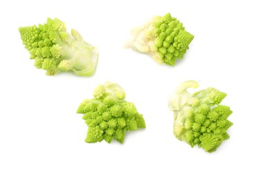 Romanesco brokoli beyaz arka planda izole edilmiş. Roma karnabaharı. en üstteki görünüm